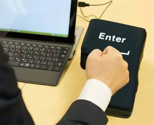 Big-Enter-Desktop-Pillow-Hand-RESTS-New-Arrive-Super-Sized-Enter-Key-USB-Stress-Punch-Bag.jpg