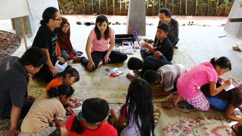 Helmi dan Debrina dalam workshopnya bersama anak-anak di sekitar Bumi Pemuda Rahayu.jpg